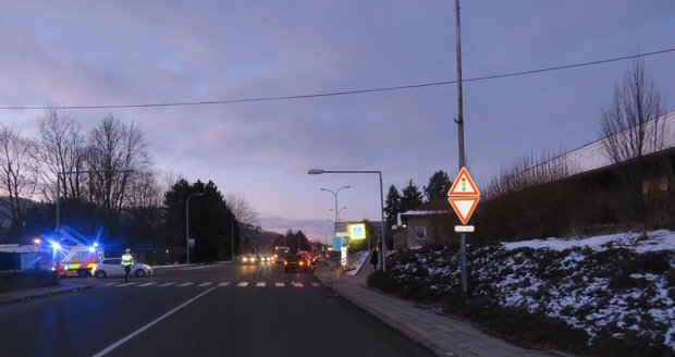 Teréňák srazil na přechodu v Boskovicích mladou ženu: Policistům přímo před očima