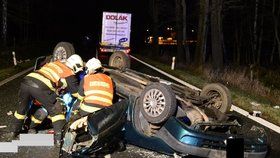 Předjížděl na zákazu na Karlovarsku: Mladý řidič po nehodě zemřel.