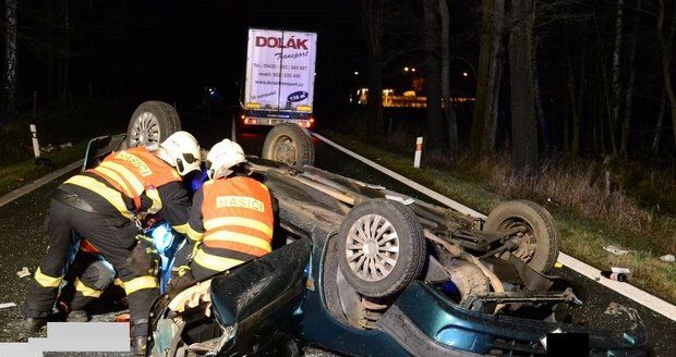 Předjížděl na zákazu na Karlovarsku: Mladý řidič po nehodě zemřel