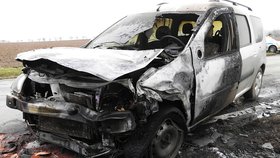Dacia Logan začala při havárii hořet.