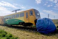 Vlak smetl osobní auto na přejezdu na Pelhřimovsku: Řidička (†67) na místě podlehla zraněním