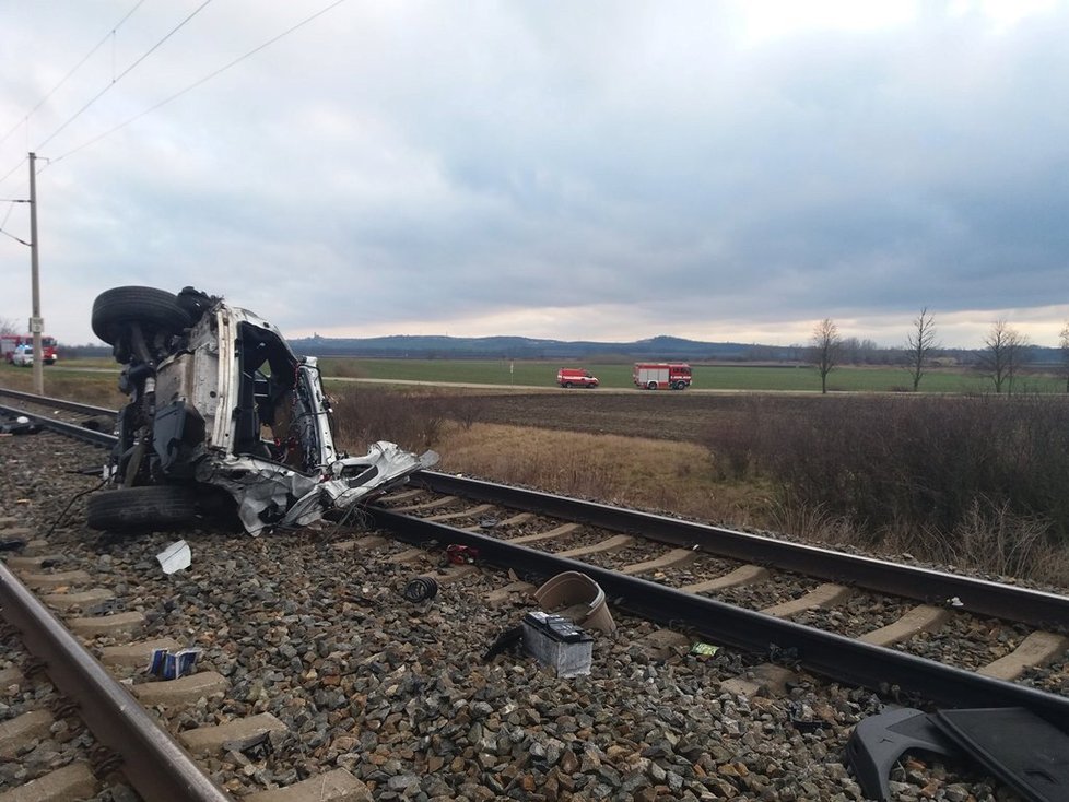 Při nedělním střetu rychlíku a osobního vozu na přejezdu u Šakvic zemřela řidička