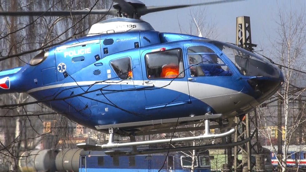 Žena byla vrtulníkem převezena do nemocnice.