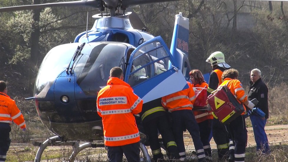 Záchranáři převezli těžce zraněnou ženu vrtulníkem.