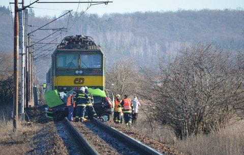 Tragická nehoda na přejezdu u Nymburka: Ženu (†29) smetl vlak. Nepřežila