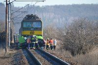 Tragická nehoda na přejezdu u Nymburka: Ženu (†29) smetl vlak. Nepřežila