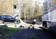 Vlak neuhne aneb Co dělat, když uvíznete mezi závorami?