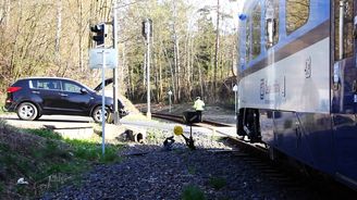 Vlak neuhne aneb Co dělat, když uvíznete mezi závorami? Vlak neuhne aneb Co dělat, když uvíznete mezi závorami?