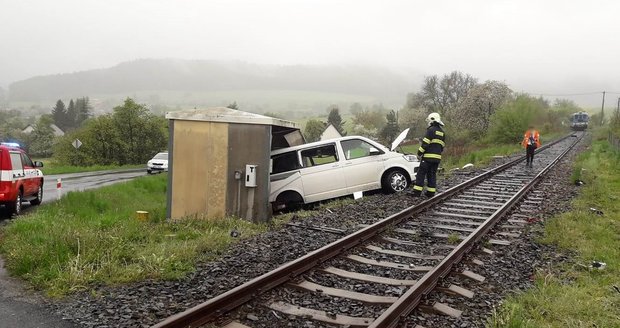 Srážka dodávky a osobního vlaku v Běšinech na Klatovsku.