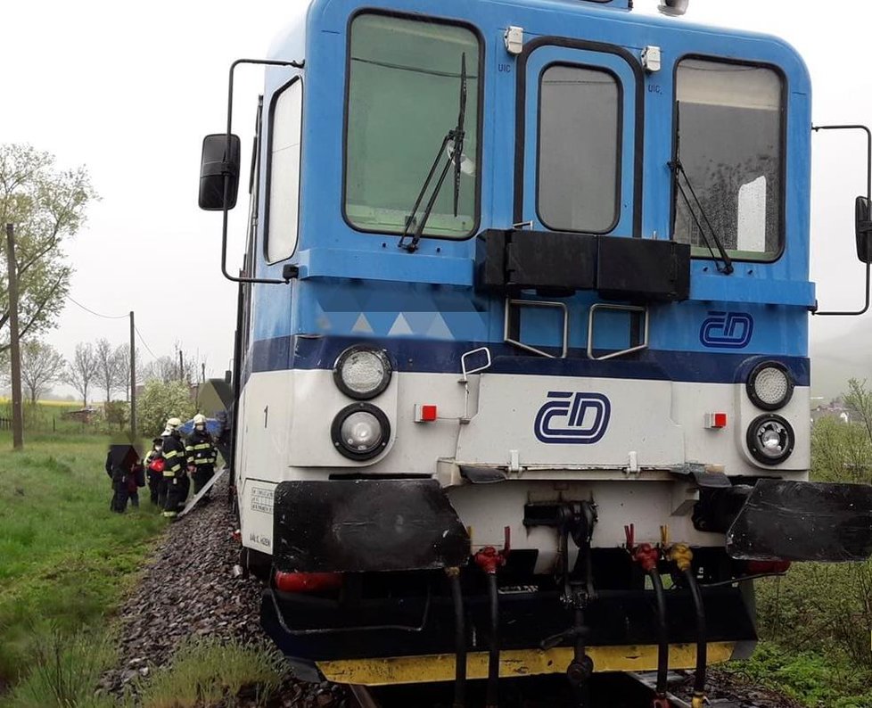 Srážka dodávky a osobního vlaku v Běšinech na Klatovsku.