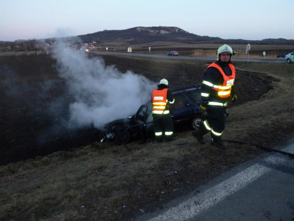 Osobní auto začalo po srážce s terénním vozem u Perné hořet – i se zraněným šoférem uvnitř.