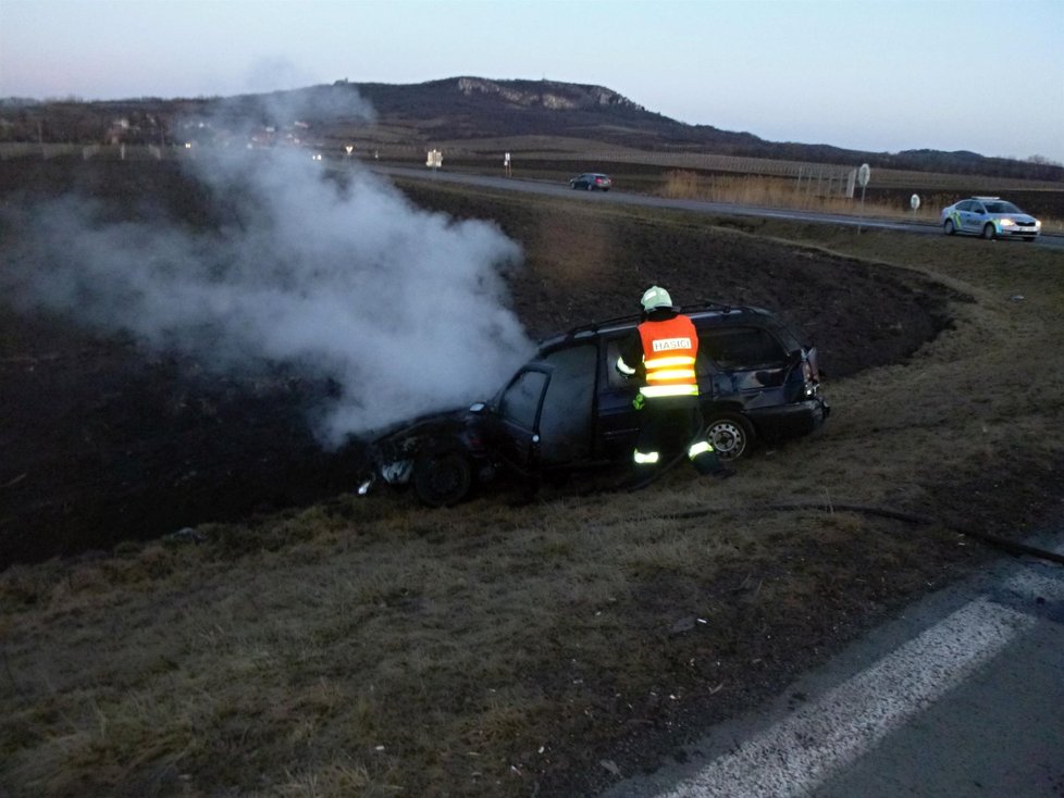 Osobní auto začalo po srážce s terénním vozem u Perné hořet – i se zraněným šoférem uvnitř.