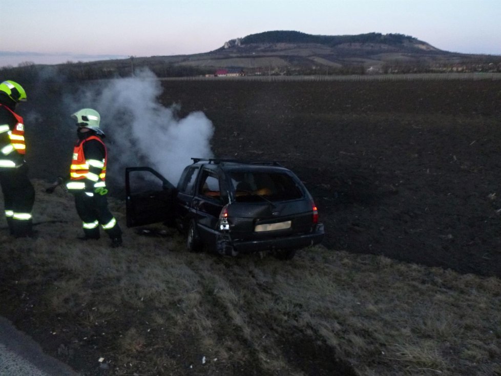 Osobní auto začalo po srážce s terénním vozem u Perné hořet – i se zraněným šoférem uvnitř.