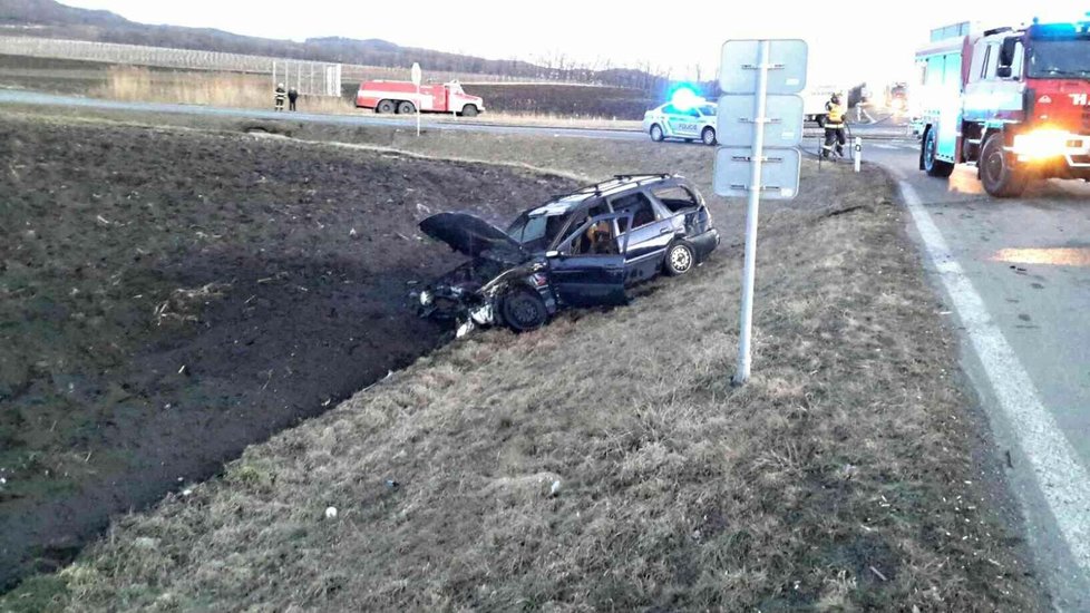 Nadporučík hasičské záchranné služby Zdeněk Selner z Pohořelic vytáhl z hořícího auta zraněného šoféra. Zachránil mu tím život.