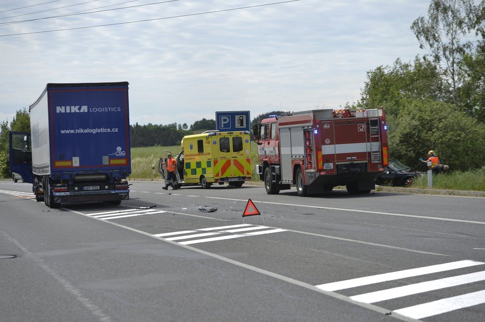 K tragické dopravní nehodě došlo na Příbramsku ve směru na Strakonice. Řidič audi nepřežil srážku s kamionem.
