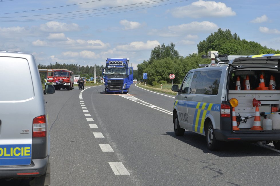 K tragické dopravní nehodě došlo na Příbramsku ve směru na Strakonice. Řidič audi nepřežil srážku s kamionem.