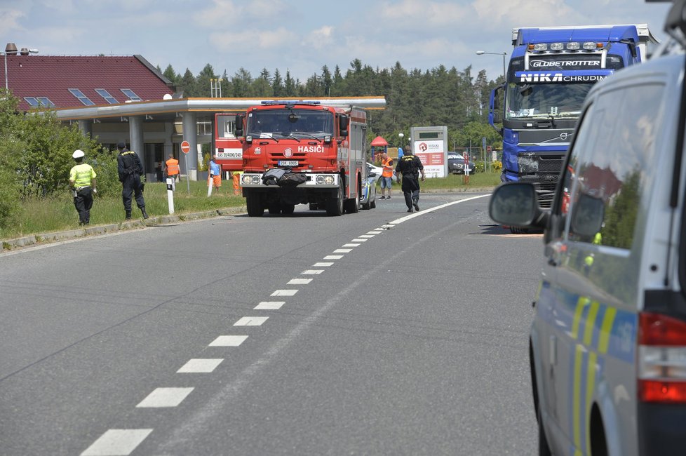 K tragické dopravní nehodě došlo na Příbramsku ve směru na Strakonice. Řidič audi nepřežil srážku s kamionem.