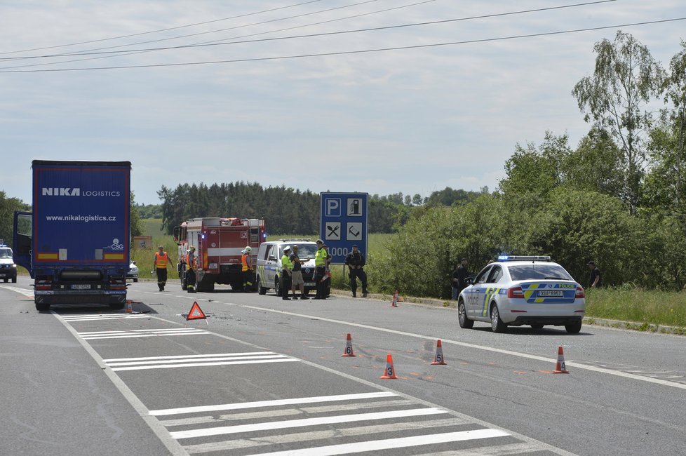 K tragické dopravní nehodě došlo na Příbramsku ve směru na Strakonice. Řidič audi nepřežil srážku s kamionem.