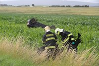 Vážná nehoda na Příbramsku: Auto s mladou řidičkou skončilo na střeše