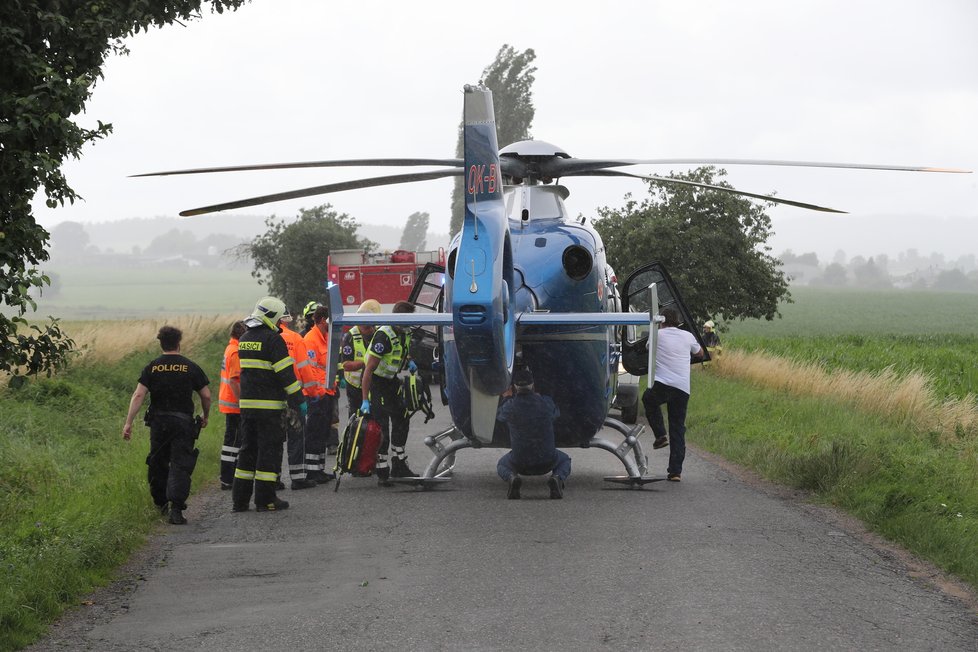 Dopravní nehoda jednoho automobilu mezi obcemi Obořiště a Rosovice na Příbramsku.