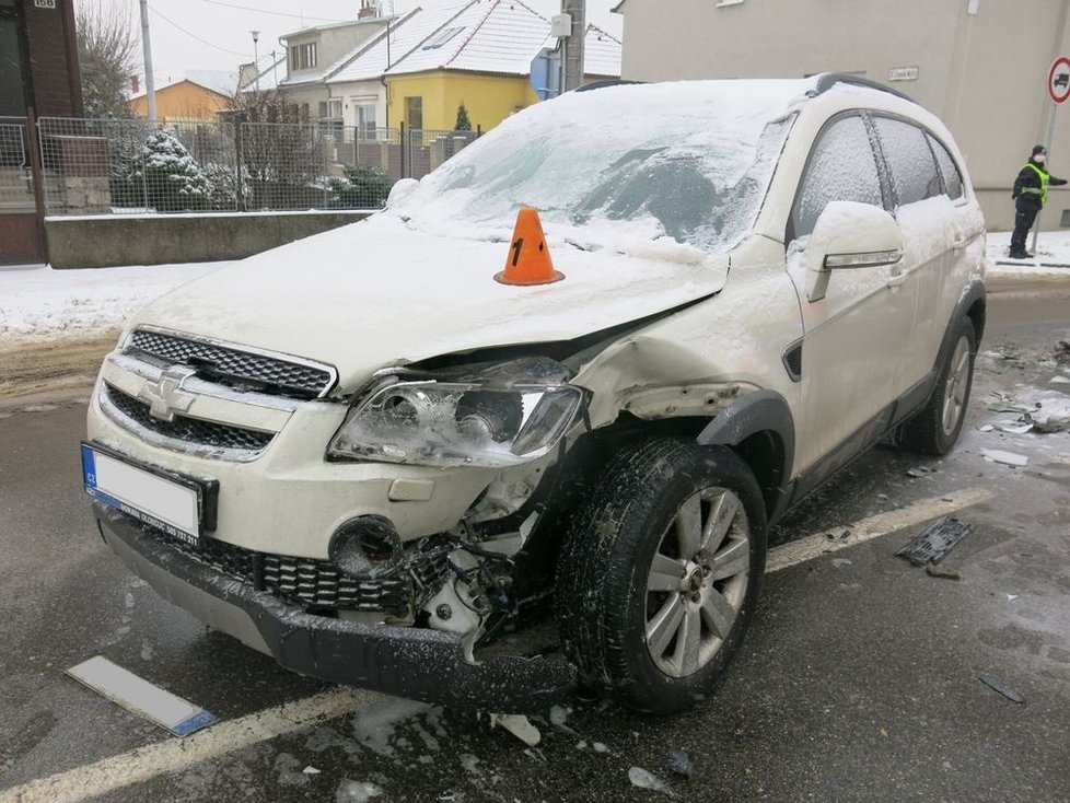 Nehoda v Prostějově. Řidič tohoto vozu si na čelním sklem udělal &#34;tankový průzor&#34;.