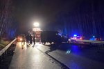 Řidič u Slaného jel několik kilometrů v protisměru, zabil se při srážce šesti aut.