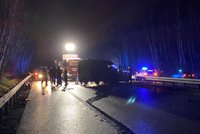 Řidič u Slaného jel několik kilometrů v protisměru, zabil se při srážce šesti aut