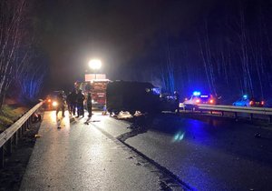 Řidič u Slaného jel několik kilometrů v protisměru, zabil se při srážce šesti aut.