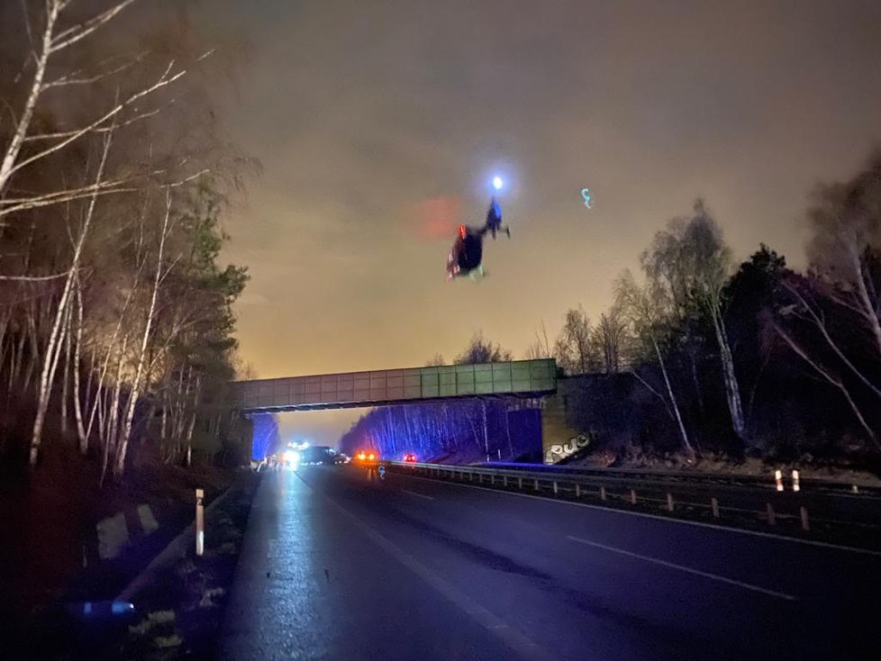 Řidič u Slaného jel několik kilometrů v protisměru, zabil se při srážce šesti aut.