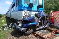 Signalizace svítila, řidička (†67) přesto vjela na přejezd: Smetl ji vlak, na místě zemřela