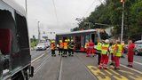 Drsné video: Takhle tramvaj na Smíchově vykolejila a zatarasila silnici! Autobus ji vytlačil