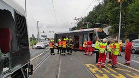 Autobus se v Radlické srazil s tramvají. (18. srpna 2020)