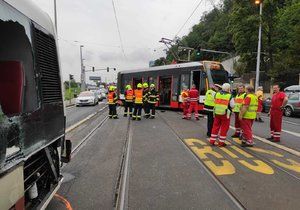 Autobus se v Radlické srazil s tramvají. (18. srpna 2020)