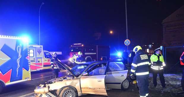 Nehodu na Radlické nepřežil jeden člověk, další tři lidé jsou zranění.