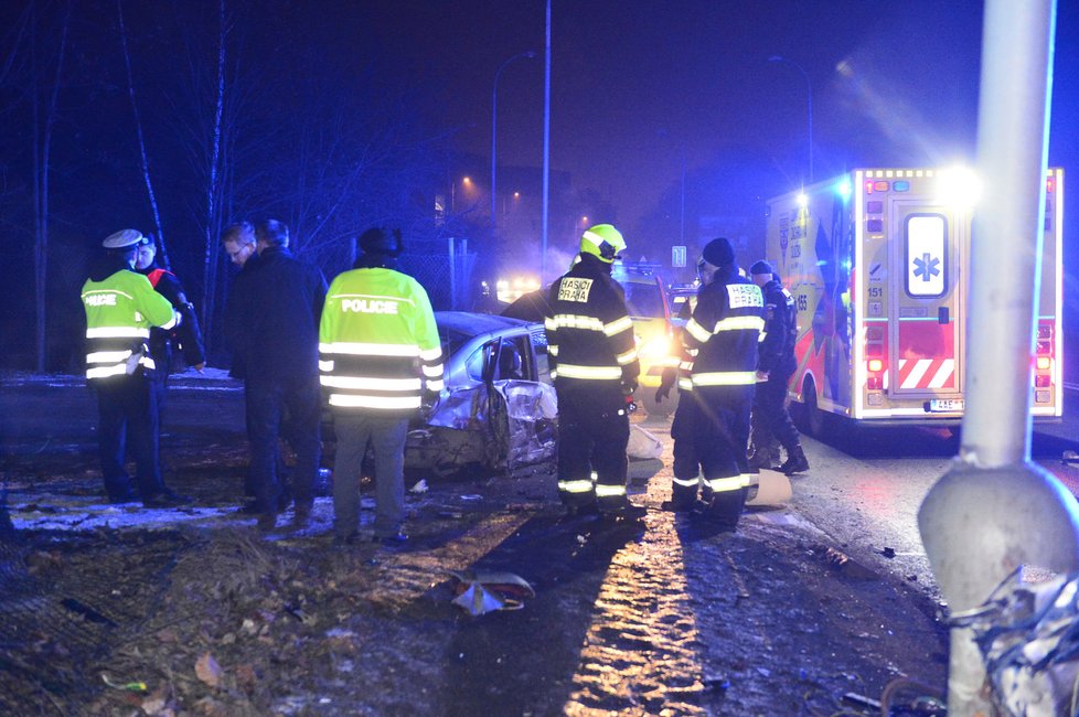 Nehodu na Radlické nepřežil jeden člověk, další tři lidé jsou zranění.