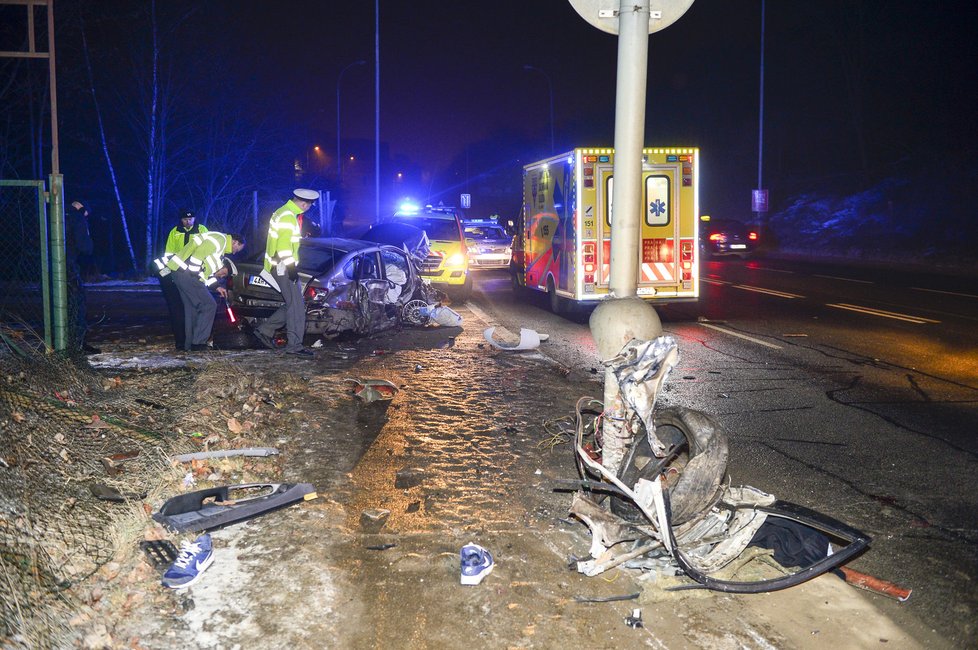 Nehodu na Radlické nepřežil jeden člověk, další tři lidé jsou zranění.