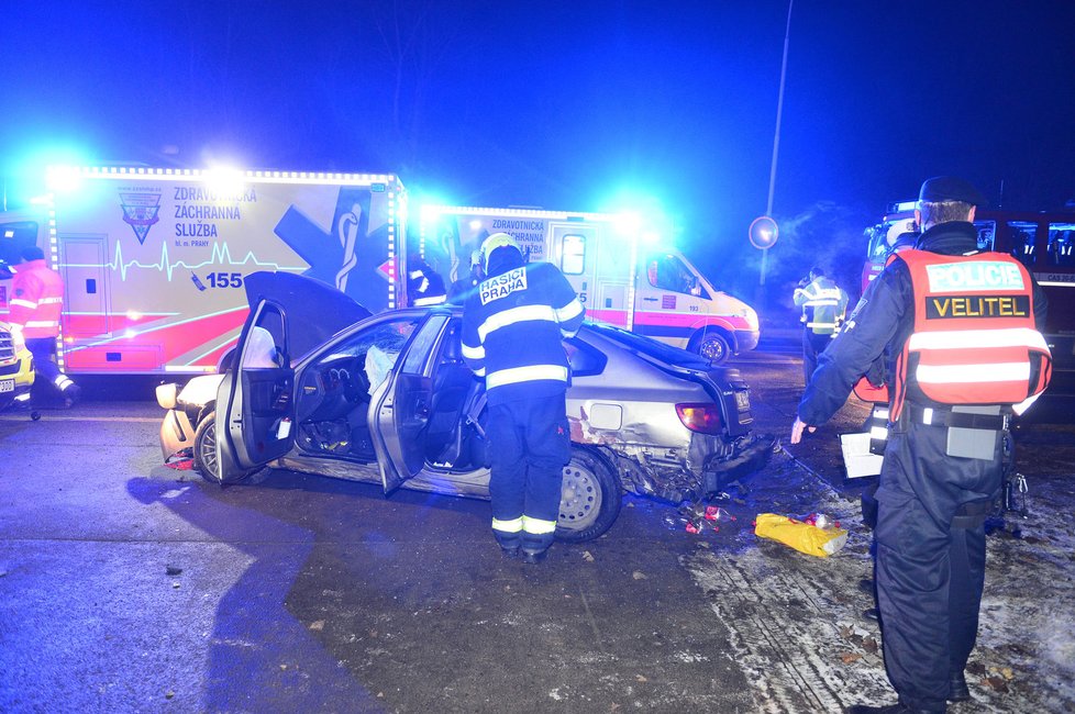 Nehodu na Radlické nepřežil jeden člověk, další tři lidé jsou zranění.