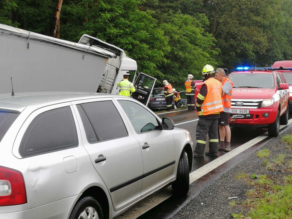 Tragédie na Rakovnicku: Při autonehodě zemřeli dva senioři