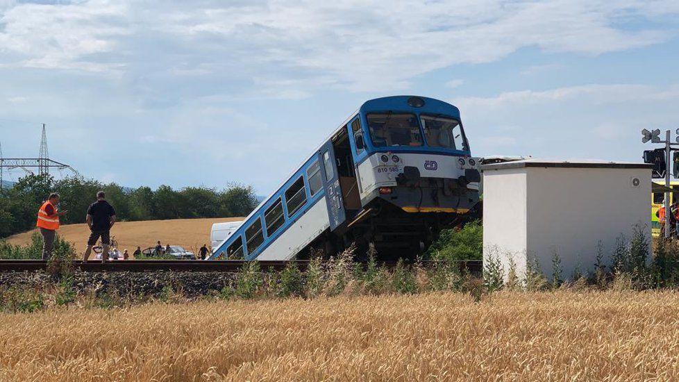 Vážná nehoda na Rakovnicku. Vlak se tu střetl s dodávkou