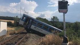 Vážná nehoda na Rakovnicku. Vlak se tu střetl s dodávkou