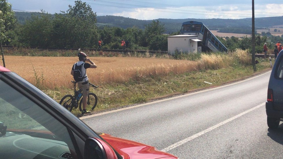 Vážná nehoda na Rakovnicku. Vlak se tu střetl s dodávkou.