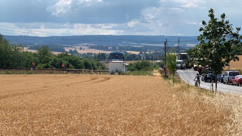 Vážná nehoda na Rakovnicku. Vlak se tu střetl s dodávkou