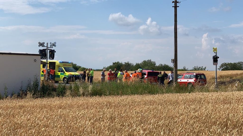 Vážná nehoda na Rakovnicku. Vlak se tu střetl s dodávkou