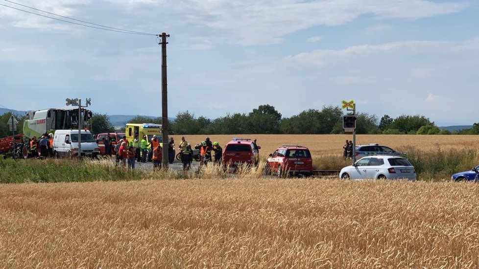 Vážná nehoda na Rakovnicku. Vlak se tu střetl s dodávkou