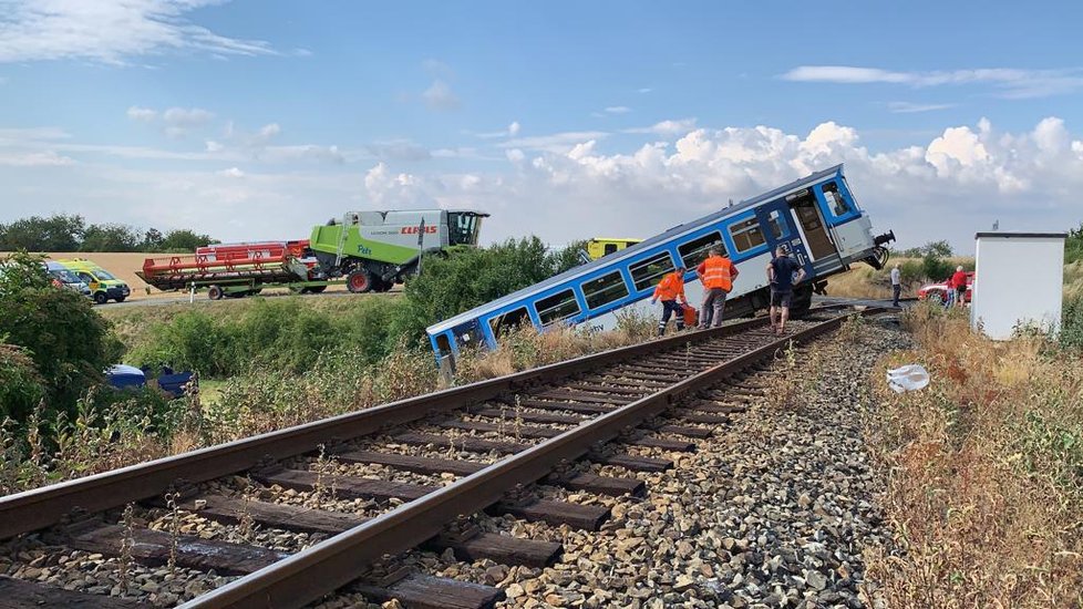 Vážná nehoda na Rakovnicku. Vlak se tu střetl s dodávkou