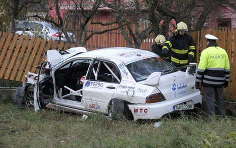 Poničený vůz, který celé neštěstí způsobil. Kosil vše, včetně lidí, bohužel...