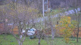 Bota vzdálená několik metrů od vozu ukazuje, jak byl náraz silný