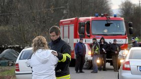 Hasič říká příbuzné, že nemůže na místo nehody