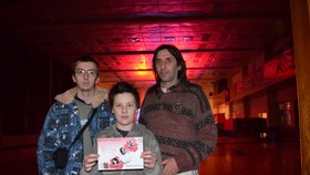 Rodiče dětí přijeli podpořit z Lopeníku Michal Adámek (46) se synem Michalem (12), který kamarádil s Klárinkou. A také Peter Karabáš (21), který dívky znal.