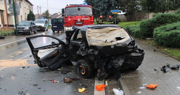 Narkoman se zákazem řízení se snažil ujet policii v Ratíškovicích a havaroval.